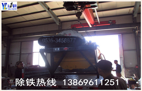 2.远力磁电专业生产各种设备 干式磁选机,湿式磁选机,赤铁矿磁选机,褐铁矿磁选机,镜铁矿磁选机,锰矿磁选机等.拥有精良的加工设备,雄厚的科研力量,先进的工艺编排和现代化的管理,是磁选机设备定点生产企业.我们为客户提供优质的售前技术服务,认真介绍各种设备的技术特点.要求及用途,为客户提供详尽的设备配置和合理的报价,在保证质量的前提下尽量降低客户的投资成本.我厂有各类小型磁选机试验设备,可为用户免费做选矿试验.